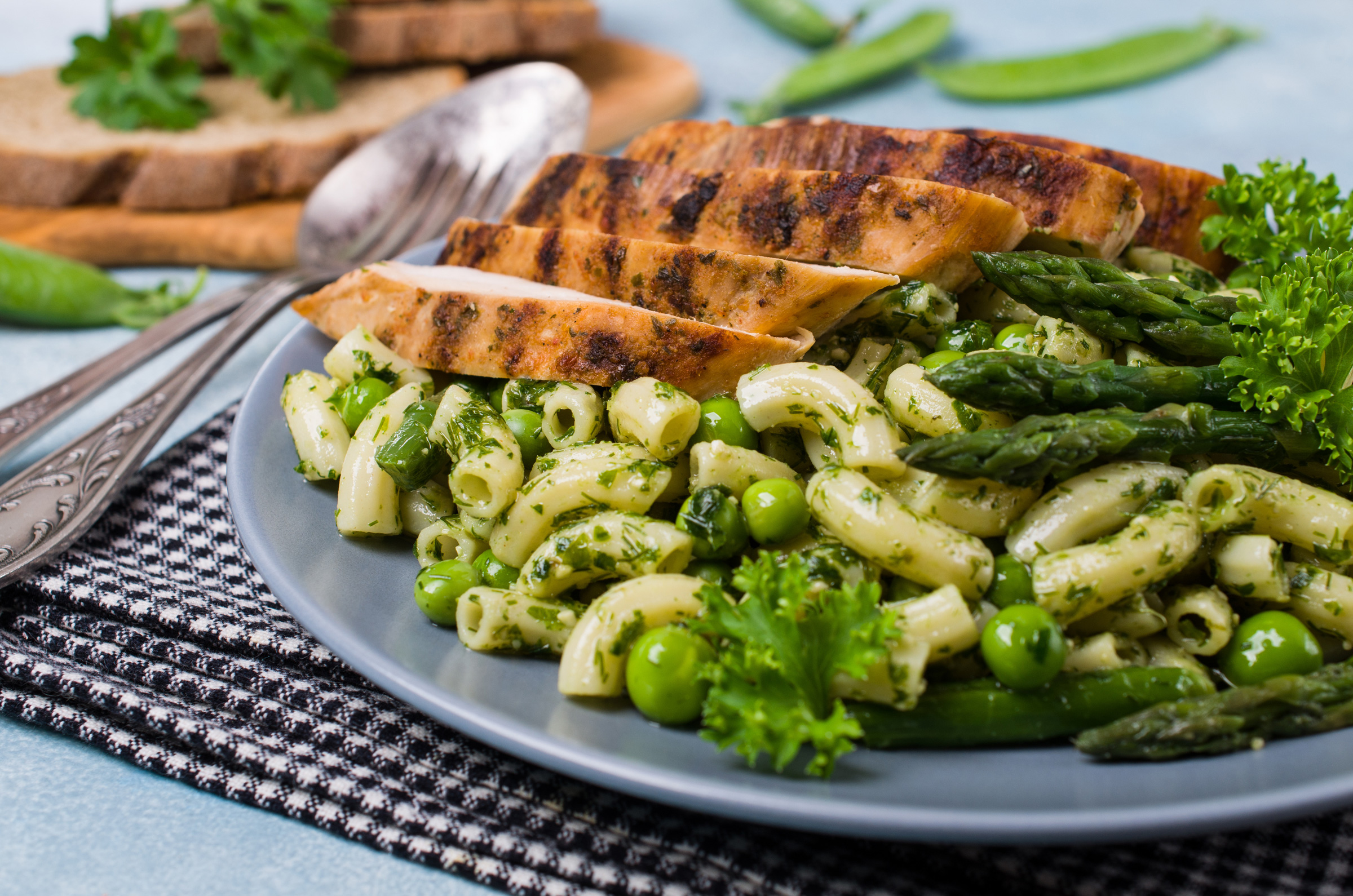 Grilled Chicken and Asparagus Pesto Pasta